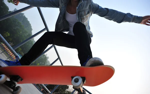 Femme de skateboard au lever du soleil — Photo