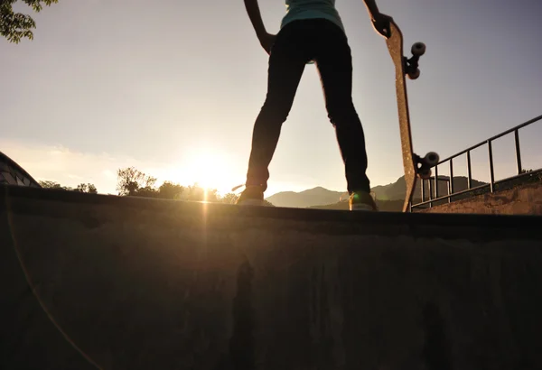 Femme de skateboard au lever du soleil — Photo