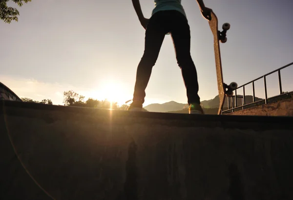 Skateboarding woman at sunrise — Stockfoto