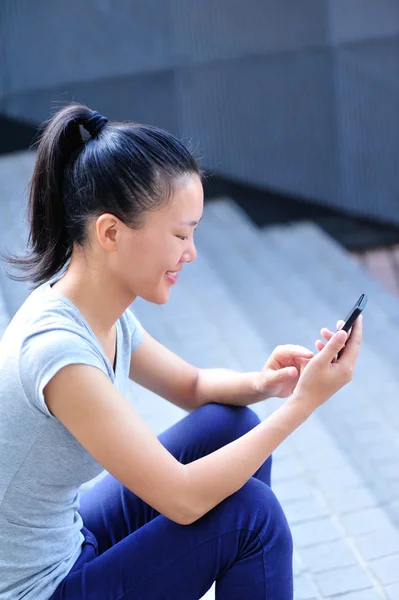 Młoda kobieta Azji używać jej silny telefon — Zdjęcie stockowe