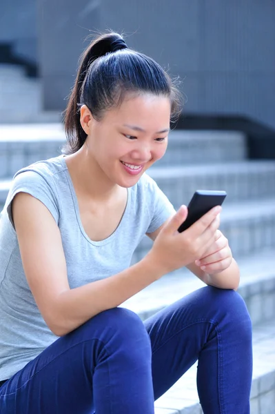 Jovem mulher asiática usar seu telefone inteligente — Fotografia de Stock