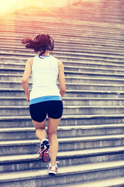 Mulher atleta correndo nas escadas — Fotografia de Stock