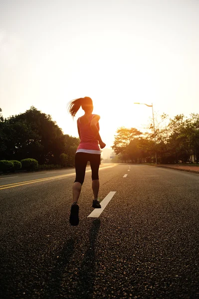 Atleta corridore che corre su strada . — Foto Stock