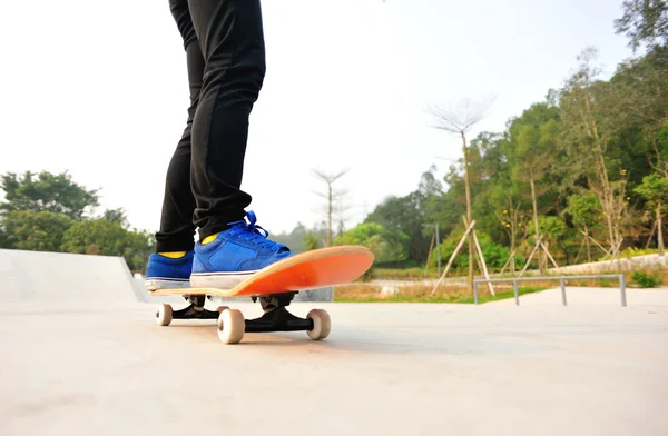 Skateboarden benen van de vrouw — Stockfoto