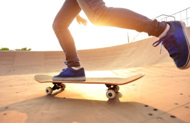 kaykaylı kadın bacakları