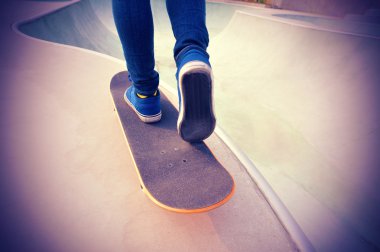 kaykaylı kadın bacakları