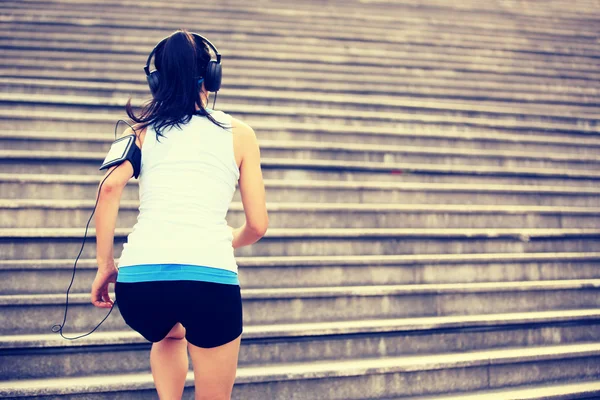 Mulher atleta correndo nas escadas — Fotografia de Stock