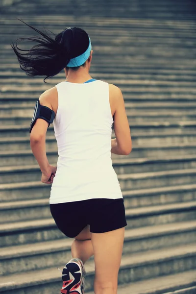 Atlet wanita berlari di tangga — Stok Foto
