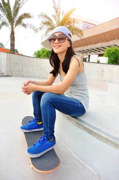 Vrouw aan het skatepark — Stockfoto