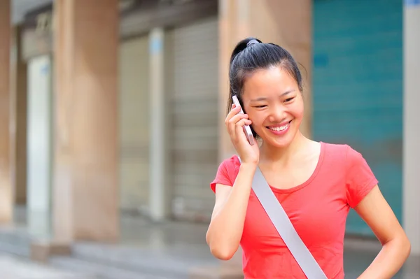 Azji kobieta za pomocą smartfona — Zdjęcie stockowe