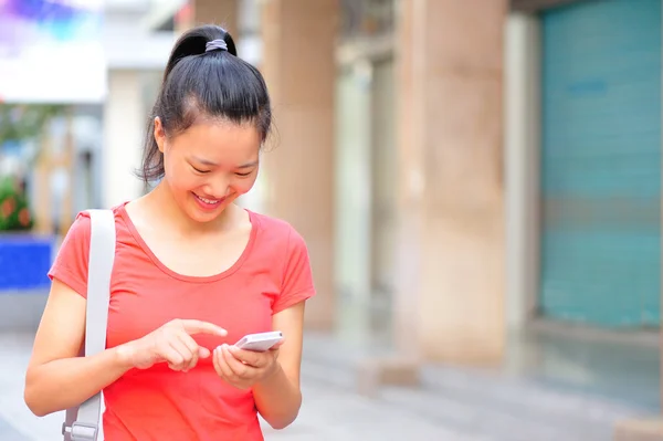 Asiatin nutzt Smartphone — Stockfoto