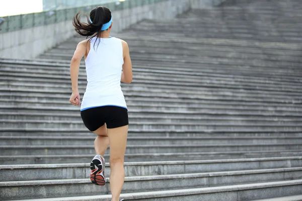 Femme courant dans les escaliers — Photo