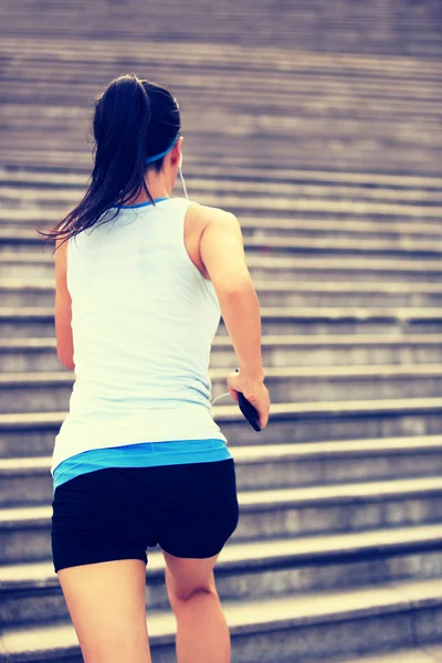 Sportlerin läuft Treppe hinunter — Stockfoto