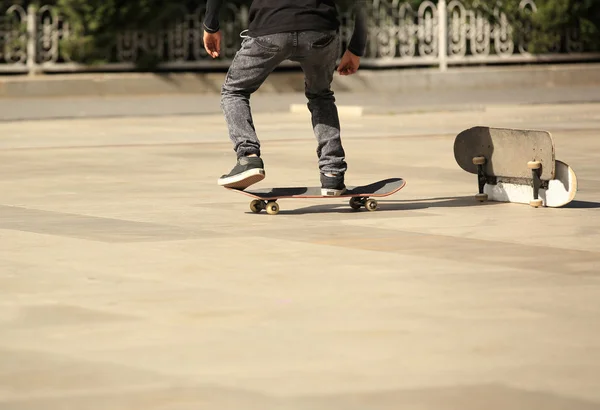 Jeune garçon Skateboard — Photo