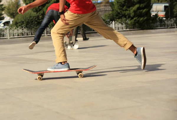 Молодий хлопчик скейтбординга — стокове фото