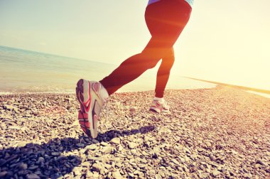 Koşan fitness kadını