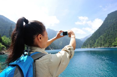 kadın turist alarak fotoğraf ile akıllı telefon