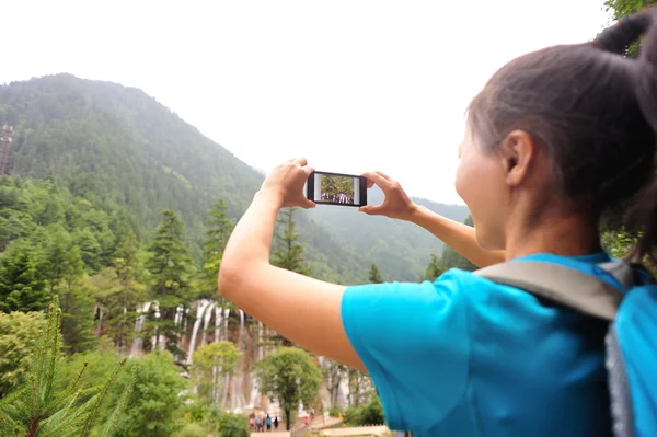 随着智能手机的女人旅游拍照 — 图库照片