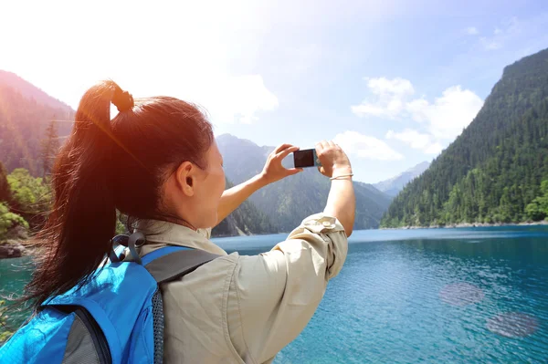 Vrouw toeristische nemen foto met slimme telefoon — Zdjęcie stockowe