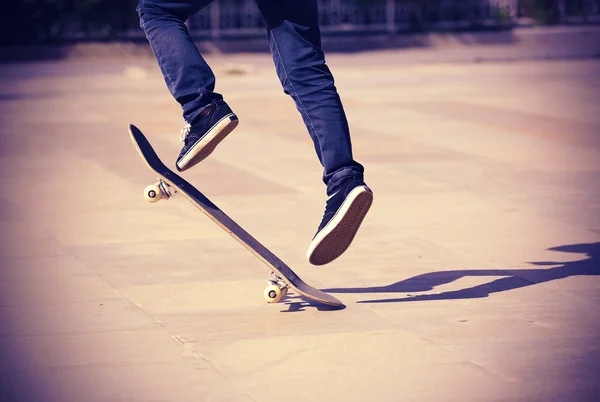 Jeune garçon Skateboard — Photo