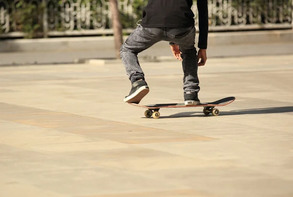 年轻的男孩滑板 — 图库照片