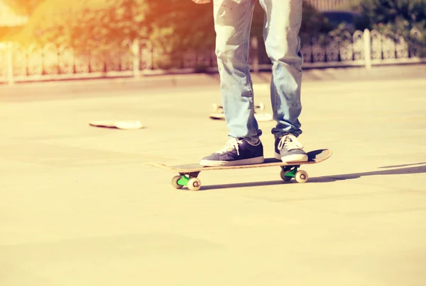 Young boy skateboarding — Stock Photo, Image