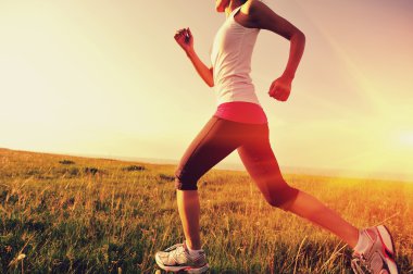 çim sahil üzerinde çalışan runner atlet.