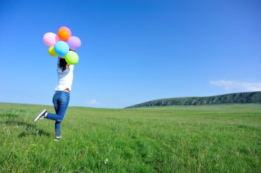 renkli balon ile çalışan genç bir kadın