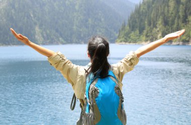 kadın hiker zhangjiajie national forest park için silahları açın