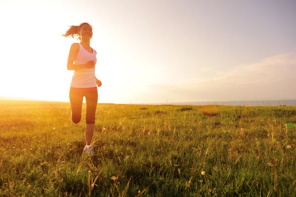 Athlète coureur courir sur herbe bord de mer . — Photo