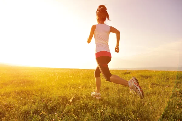 Athlète coureur courir sur herbe bord de mer . — Photo