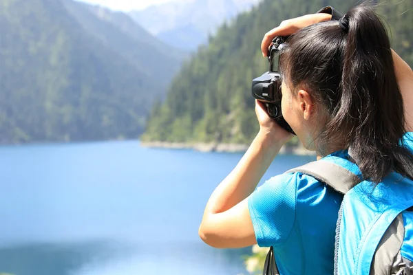 Mujer turista tomando fotos con cámara digital —  Fotos de Stock