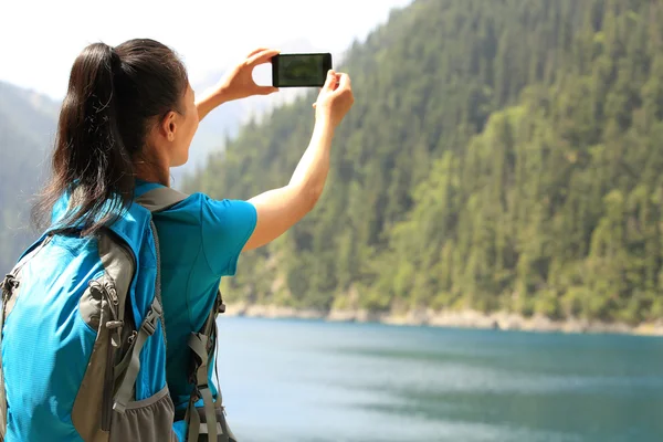 Kadın turist alarak fotoğraf ile akıllı telefon — Stok fotoğraf