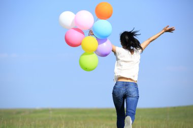 renkli balon ile çalışan genç bir kadın