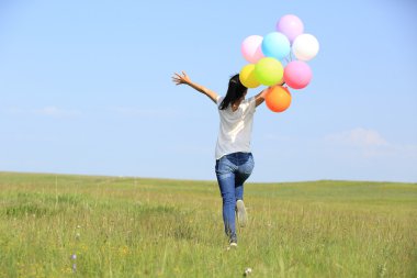 renkli balon ile çalışan genç bir kadın