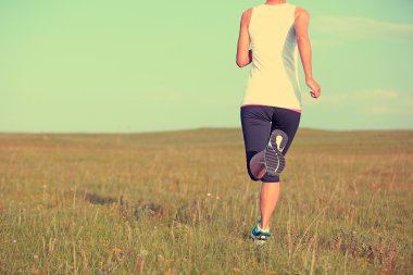 çim sahil üzerinde çalışan runner atlet.