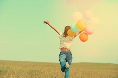 renkli balon ile çalışan genç bir kadın