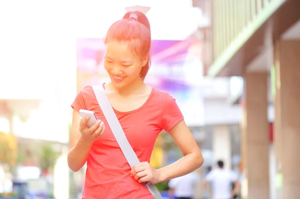 Ung asiatisk kvinna med hennes smarta telefonen — Stockfoto