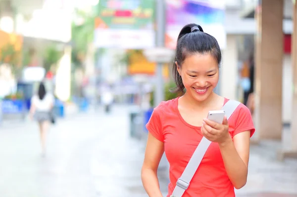 Akıllı telefon kullanan genç Asyalı kadın — Stok fotoğraf