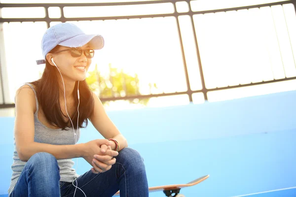 Woman skateboarder — Stock Photo, Image