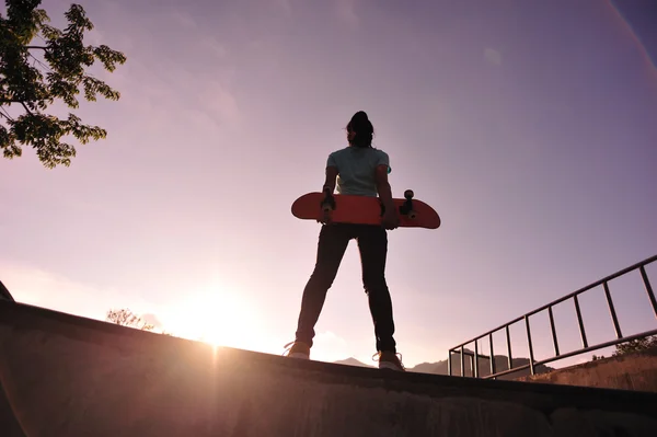 Vrouw skateboarder — Stockfoto