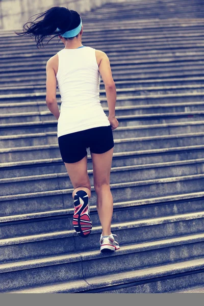 Athlète coureur courant dans les escaliers — Photo