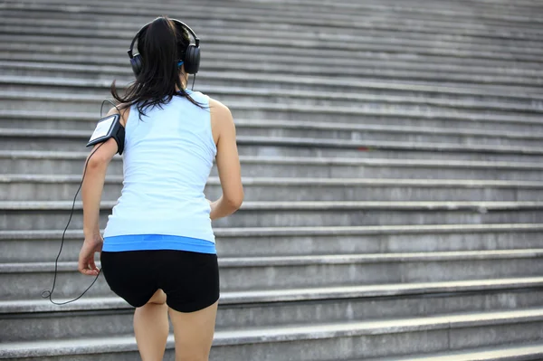 Athlète coureur courant dans les escaliers — Photo