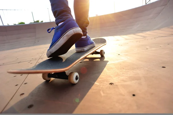 Woman skateboarder — Stock Photo, Image