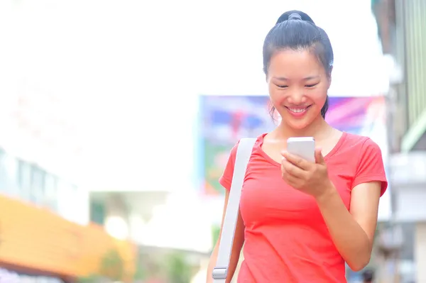 Joven mujer asiática usando su teléfono inteligente — Foto de Stock