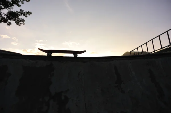 Skateboard im Skatepark — Stockfoto