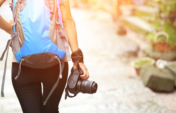 Mulher fotógrafa — Fotografia de Stock