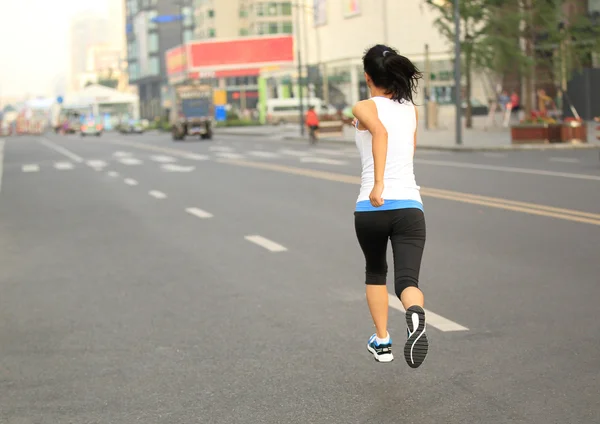 在城市的街道上运行的跑步运动员. — 图库照片