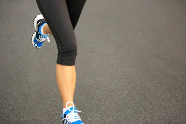 Şehir cadde üzerinde çalışan runner atlet. — Stok fotoğraf