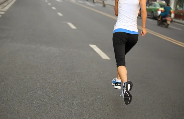 Runner atleet waarop stad straat. — Stockfoto